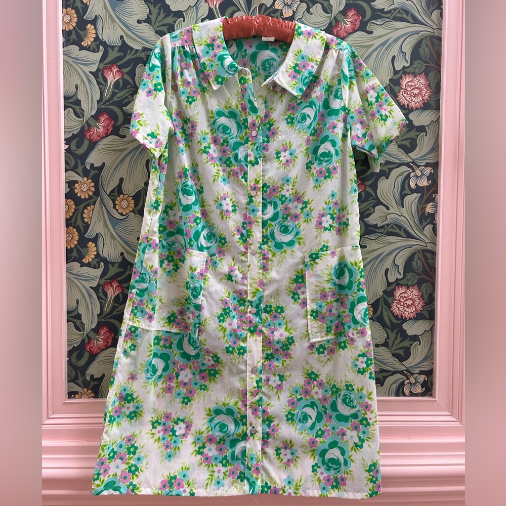 Late 60s early 70s 1970s Vintage floral embroidered snap front house dress